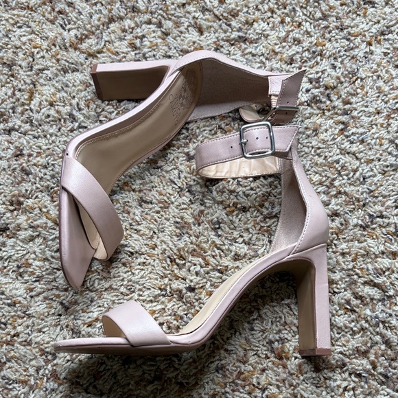 Vince Camuto Women's Cream Ankle Strap Heels size 8 - Picture 2 of 4